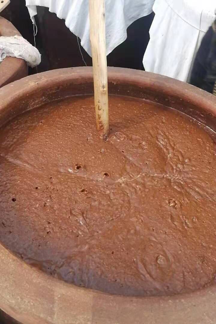给正在发酵的大酱打耙