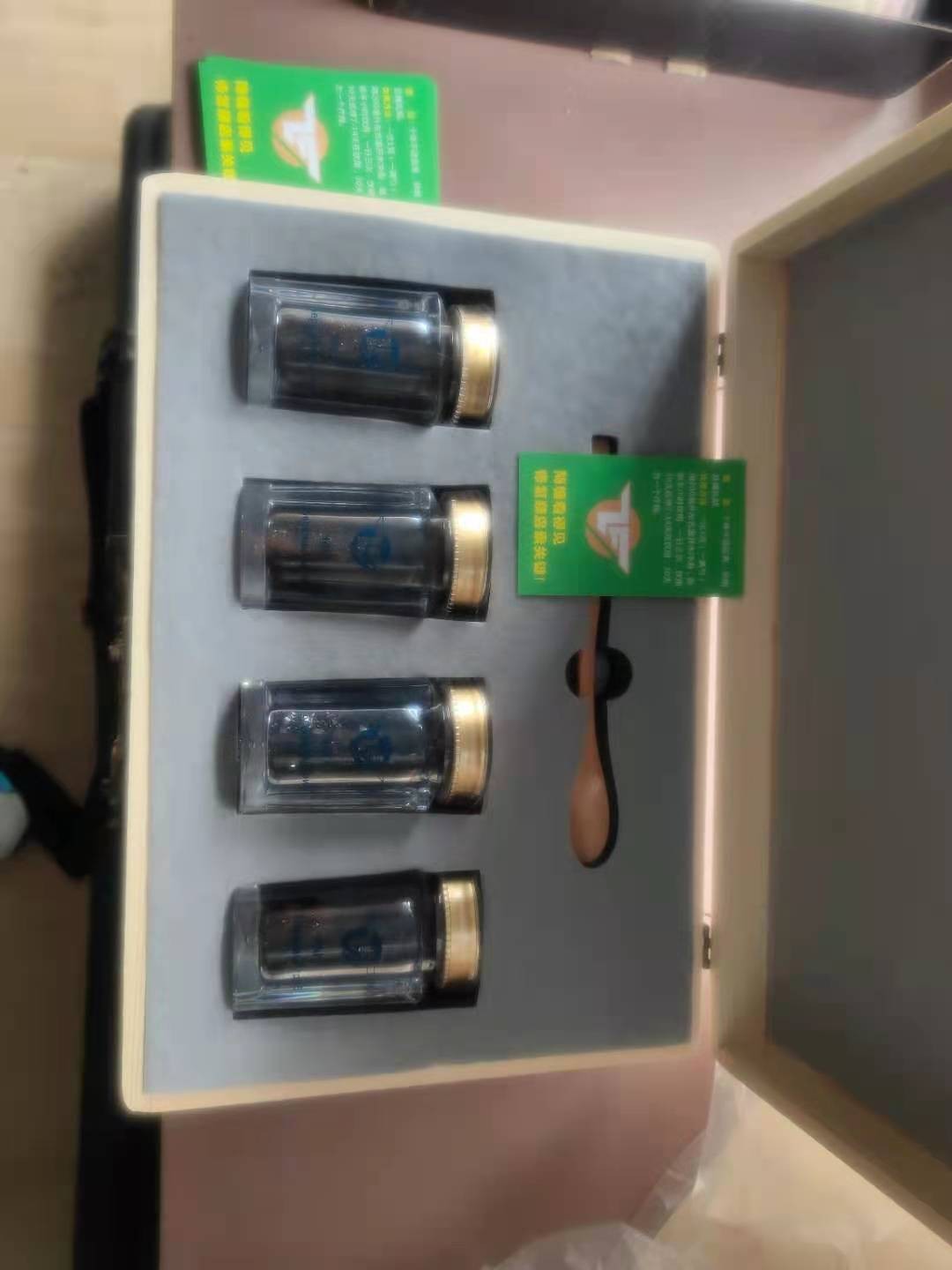 桦树茸黑精粉礼盒